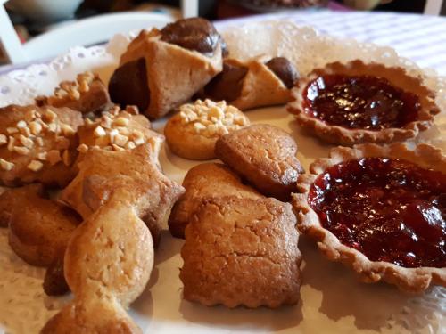 Casa Soleluna B&B في كورتونا: طبق من المعجنات والمربى على طاولة