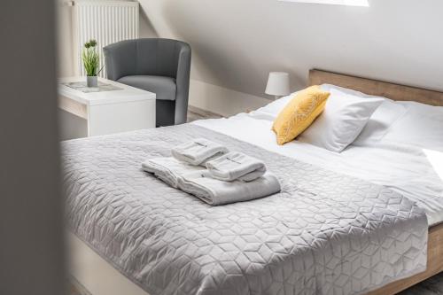 a bedroom with a bed with two towels on it at MIŁOSZÓWKA in Witów