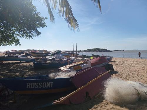 um grupo de barcos sentados numa praia de areia em Apto Praia de Itapoã 2 qto c/ar em Vila Velha