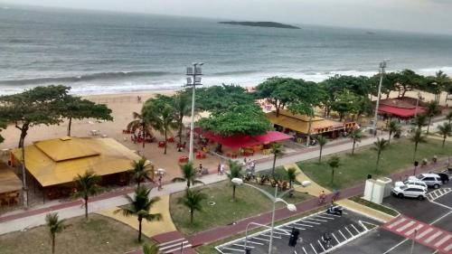 una vista aerea di una città con l'oceano di Praia de Itaparica Ed Green Diamond Vila Velha ES a Itaparica