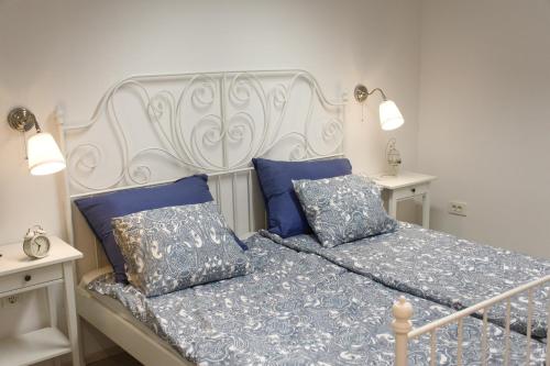 een slaapkamer met een bed met blauwe lakens en blauwe kussens bij Apartment Anna - FREE pickup from OR dropoff to Zagreb airport, please give three days advance notice - EV station - Long-term parking with airport transport possibility in Velika Gorica