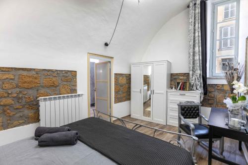 Habitación con cama, mesa y escritorio. en Casa Patrizia en Orvieto