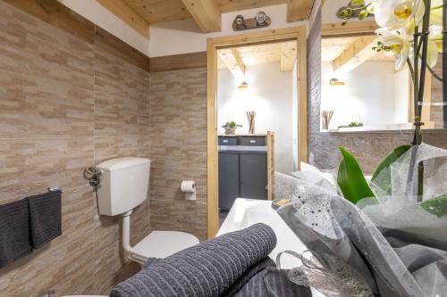 Casa Patrizia في أورفييتو: حمام مع مرحاض ومغسلة