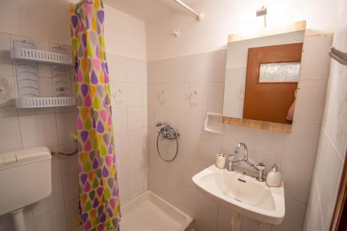 Asmanis Rooms tesisinde bir banyo