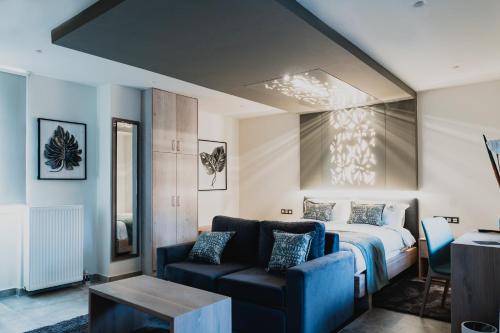 uma sala de estar com uma cama e um sofá em Noelle Mountain Suites em Kalavrita