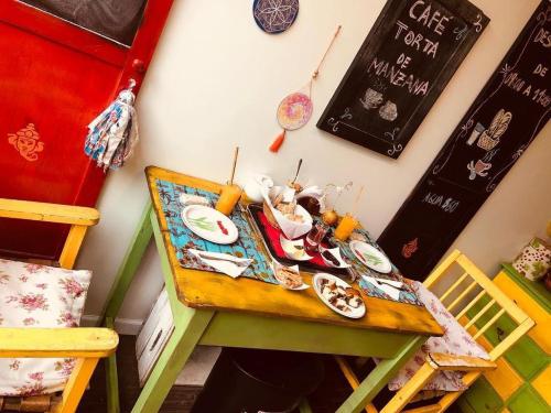 a table with dishes on it in a room at El refugio de budda in Sauce de Portezuelo