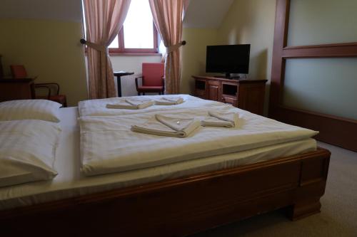 Ein Bett oder Betten in einem Zimmer der Unterkunft Husacina&Penzión Karolína