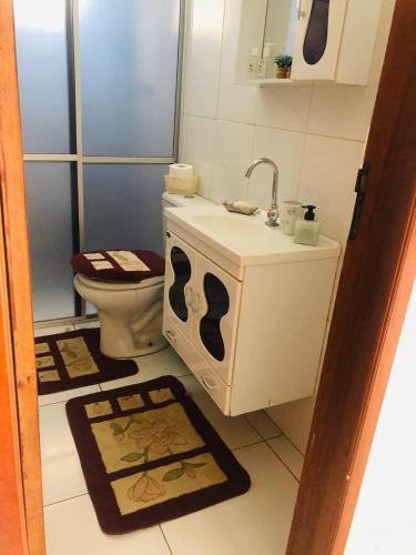 a bathroom with a sink and a toilet at Casa Verde na Chapada Diamantina in Palmeiras