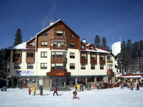 ボロヴェッツにあるIce Angels Hotelの雪の集団