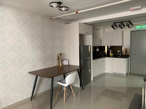 Kuchyňa alebo kuchynka v ubytovaní Kyra Luxury Duplex Studio @ Pinnacle Kelana Jaya