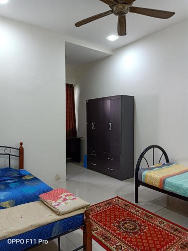 una camera con due letti e un comò di Rara Homestay Kuala Kangsar a Kuala Kangsar
