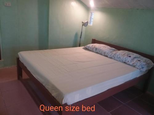 NabasにあるVilla Catalina Bora 3 Resortの白いマットレスが備わる客室のベッド1台分です。
