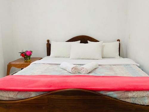 1 dormitorio con 1 cama con 2 toallas en Shiny View, en Nuwara Eliya