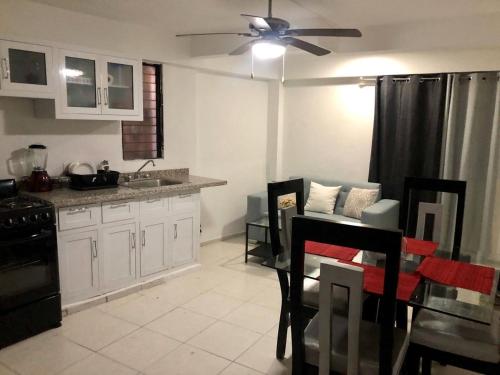 Kuchyň nebo kuchyňský kout v ubytování Convenient and affordable furnished apartment II