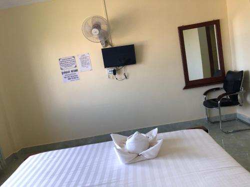 a room with a white bowl on a table at Savet Guesthouse in Stœ̆ng Trêng