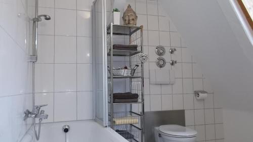 ユーバーリンゲンにあるHaus Zur Gerberei 100 m zum Bodenseeのバスルーム(シャワー、トイレ、バスタブ付)
