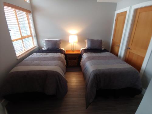 Tyndalstone Lodge 3 Bedroom in the Heart of Village North Whistlerにあるベッド