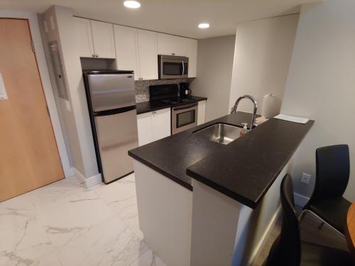 Tyndalstone Lodge 3 Bedroom in the Heart of Village North Whistlerにあるキッチンまたは簡易キッチン