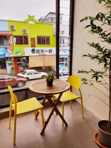 a table and chairs in a room with a window at Amazing Rooms in Semporna