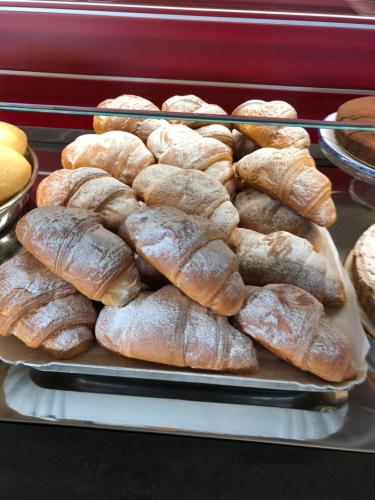 een stapel broden op een dienblad bij gardasee sirmione in Sirmione
