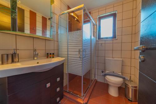 Ένα μπάνιο στο Deluxe Villa Kamba with Sea View