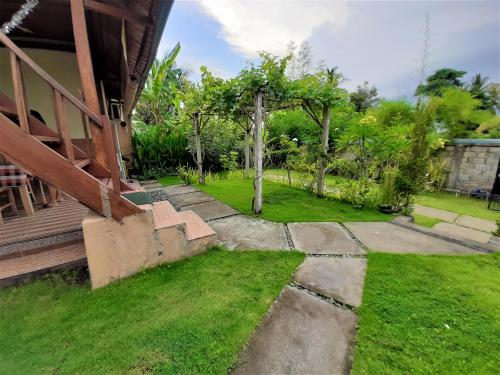 Сад в Telagamas Guest House