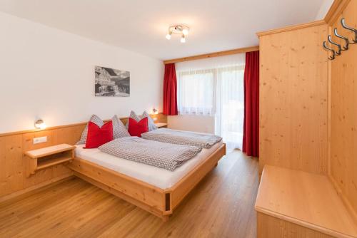 Un pat sau paturi într-o cameră la Appartement Hausberger