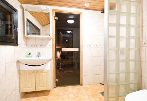 Kylpyhuone majoituspaikassa Lake Kesänki Cottage