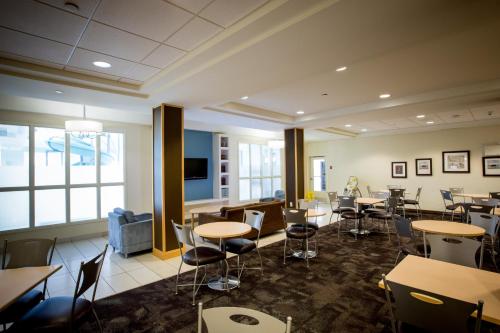 StellartonにあるHoliday Inn Express Stellarton-New Glasgow, an IHG Hotelのダイニングルーム(テーブル、椅子付)