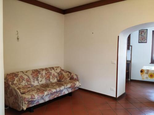 a living room with a couch in the corner at Agriturismo Antica Pieve in Limana