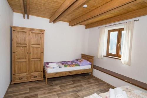 Un pat sau paturi într-o cameră la Penzion Konvalinka