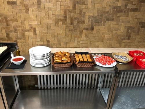 恩坎普的住宿－HOTEL GRIU，桌上放有盘子和碗的食物