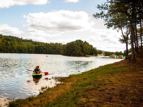 a person in a kayak on a lake at Vue sur la Vezere in Treignac