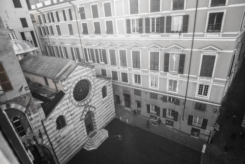 a black and white photo of a large building at B&B Piccoli Leoni in Genova