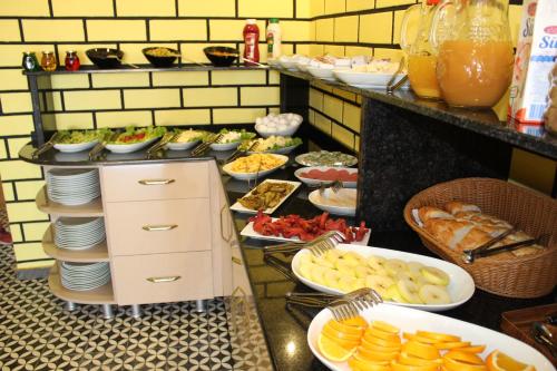 ein Buffet mit Tellern und Schüsseln mit Essen in der Unterkunft Art City Hotel Istanbul in Istanbul