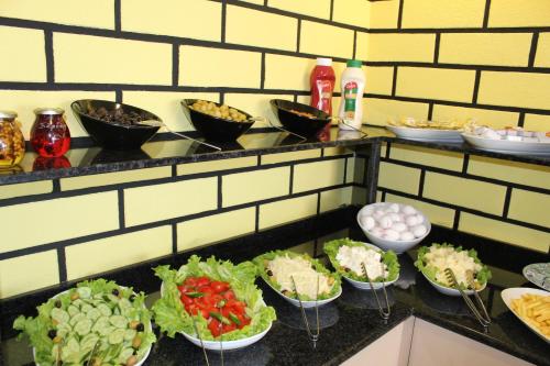 ein Buffet mit Schüsseln mit Gemüse und anderen Lebensmitteln in der Unterkunft Art City Hotel Istanbul in Istanbul