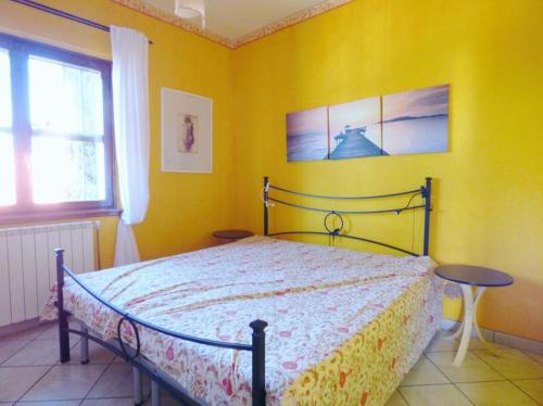 ポルト・ヴァルトラヴァーリアにあるMonte Sole IIの黄色の壁のベッドルーム1室