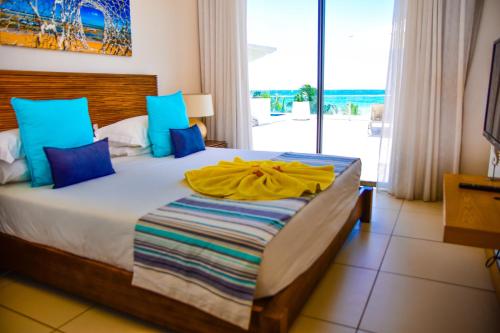 Łóżko lub łóżka w pokoju w obiekcie Cap Ouest Beachfront Residences