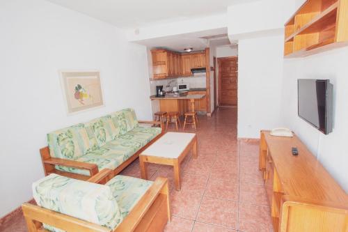un soggiorno con divano e tavolo di Montecarlo Apartamento40 a Puerto Rico de Gran Canaria