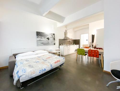 Schlafzimmer mit einem Bett, einem Tisch und Stühlen in der Unterkunft casa dolce casa in Rom