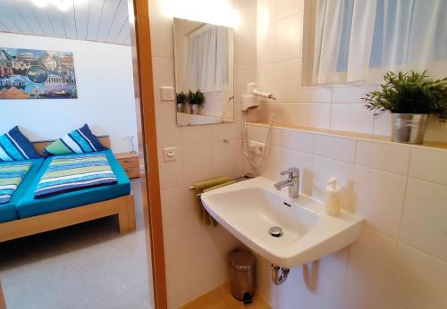 Postel nebo postele na pokoji v ubytování BodenSEE Haus am Geissbock