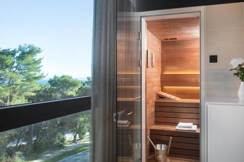 baño con vistas a una ventana en Istra-Hvar Luxury Penthouse, en Rabac