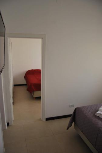 a room with a bedroom with a bed and a doorway at Sur Hotel in Necochea