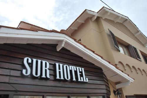 a hotel sign on the side of a building at Sur Hotel in Necochea