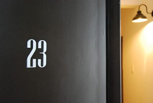 a clock on a wall with the number on it at Sur Hotel in Necochea