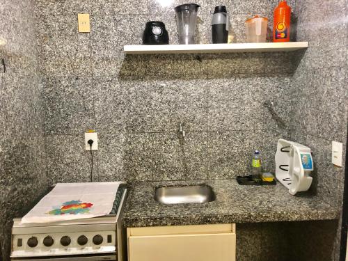 encimera de cocina con fregadero y fogones en Atlântico Flat Residence, en Fortaleza