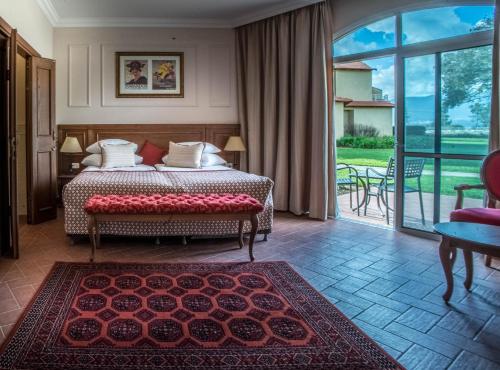 מיטה או מיטות בחדר ב-מלון פסטורל - כפר בלום