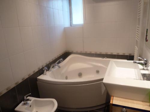 bagno con vasca, lavandino e servizi igienici di Villa San Filippo a Cori