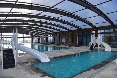 una piscina con scivolo in un edificio di Vinhomes Metropolis Apartment - by Bayhomes a Hanoi
