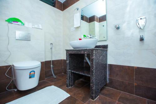 ポカラにあるHotel Task Internationalのバスルーム(洗面台、トイレ付)